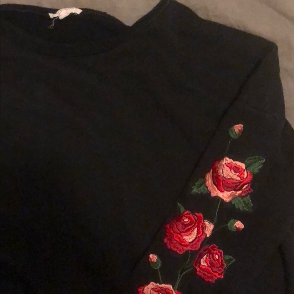 Cropped Roses Sweatshirt - Picture 2 of 3